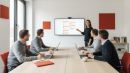 Joomla-Schulung: kleine Gruppe übt Website-Pflege am Laptop